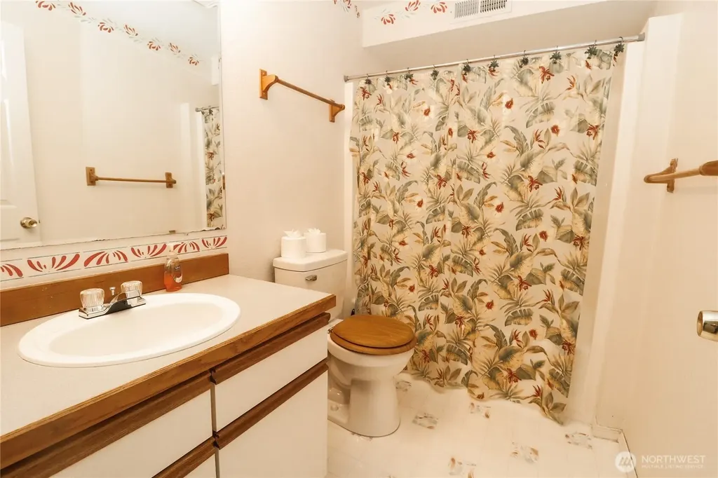 1088 Colchester Drive Port Orchard WA 98366