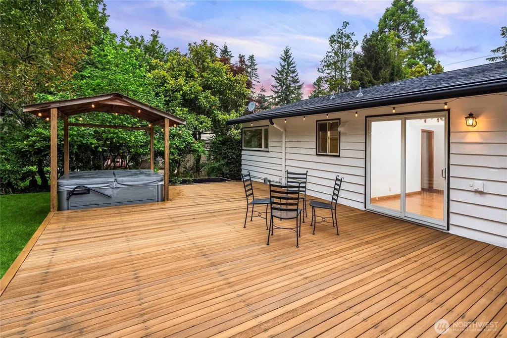 827 Marine View Circle SW Normandy Park WA 98166