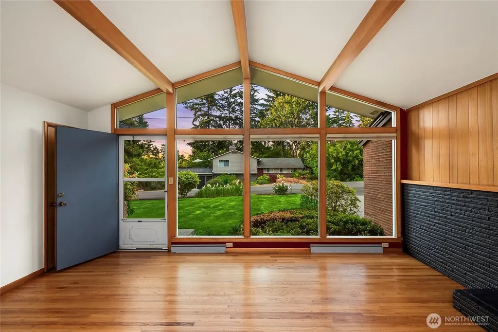 827 Marine View Circle SW Normandy Park WA 98166