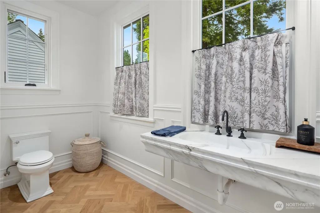 6333 77th Avenue SE Mercer Island WA 98040
