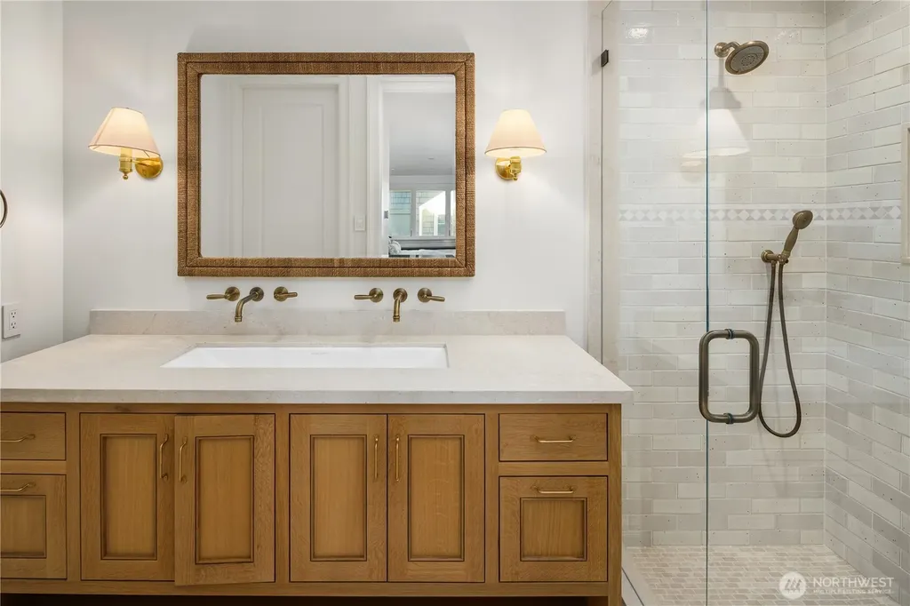 6333 77th Avenue SE Mercer Island WA 98040