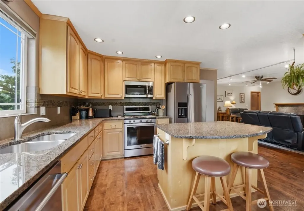 1123 SW Kalama Lp Oak Harbor WA 98277