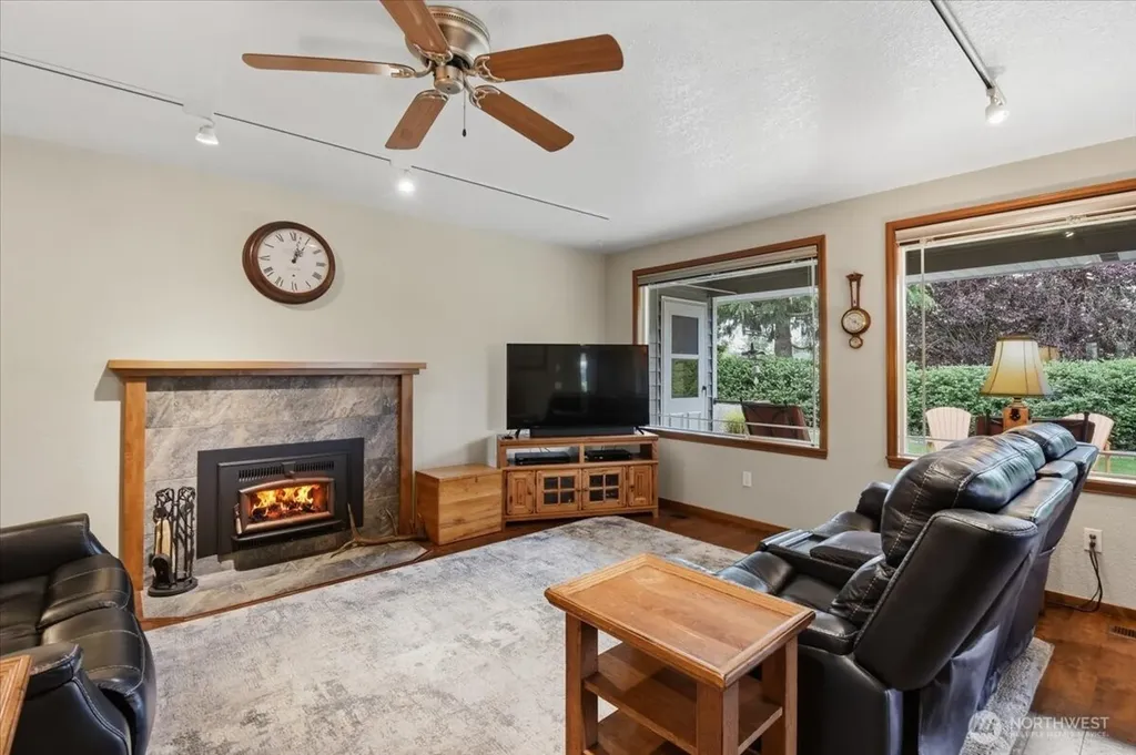 1123 SW Kalama Lp Oak Harbor WA 98277