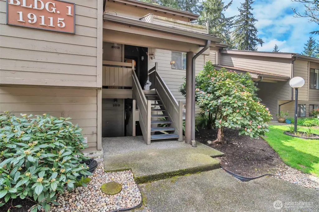19115 Ballinger Way NE Lake Forest Park WA 98155