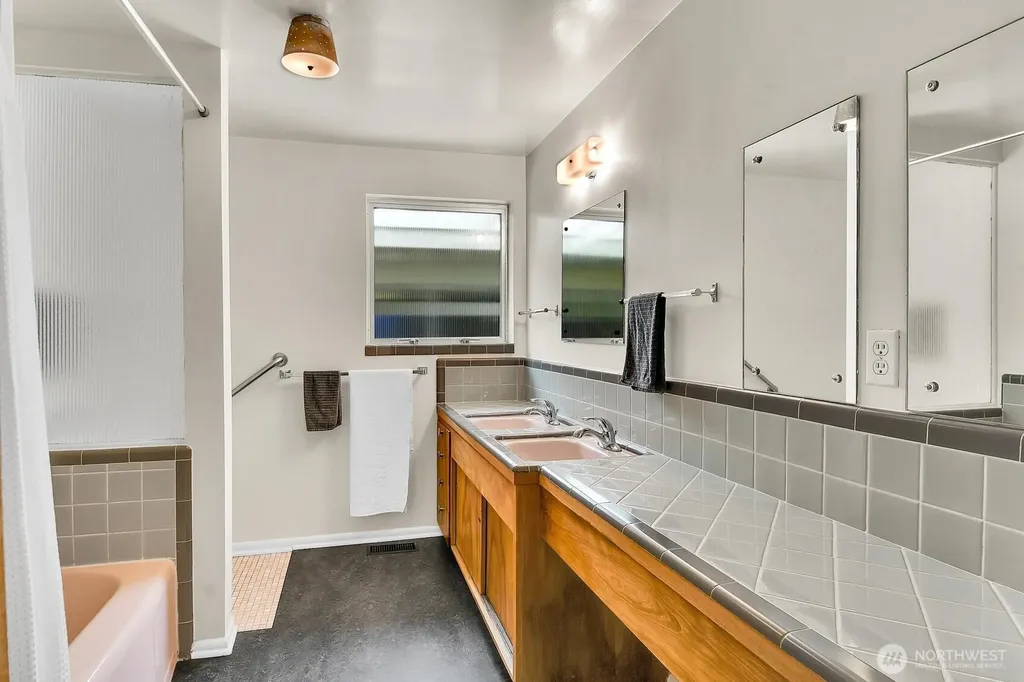 4802 24th Place S Seattle WA 98108