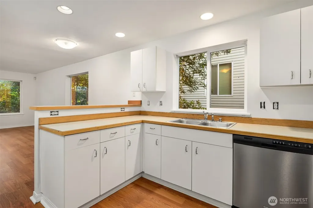 3222 21st Avenue W Seattle WA 98199