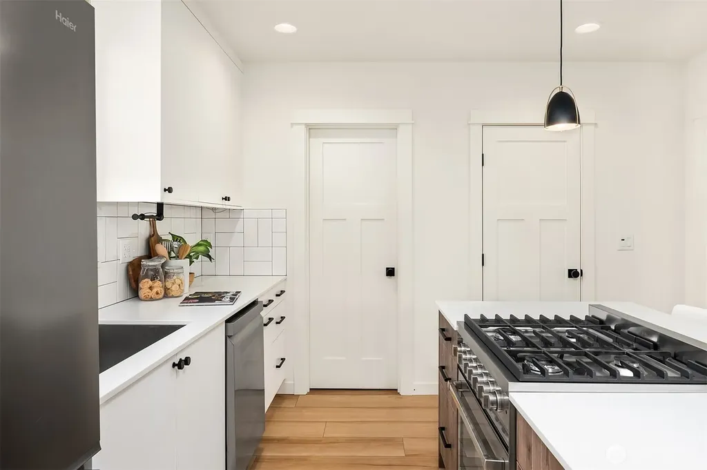 8913 8th Avenue NE Seattle WA 98115