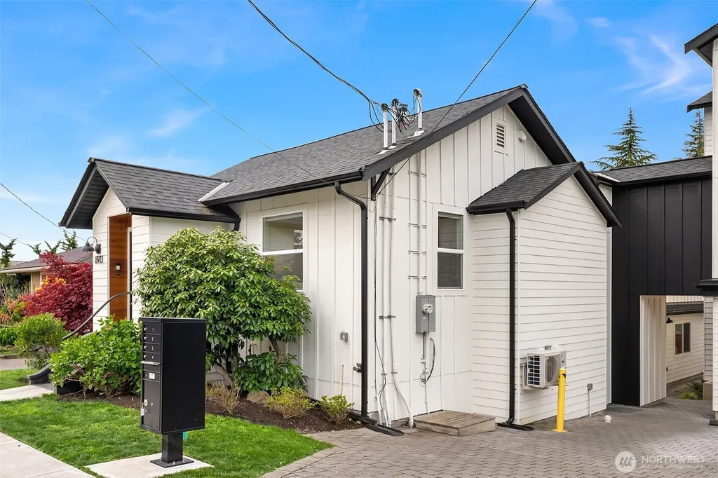 8913 8th Avenue NE Seattle WA 98115