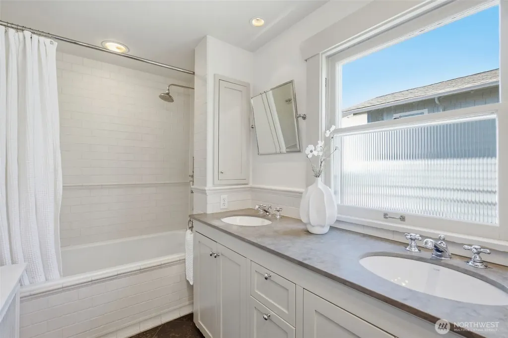 1625 7th Avenue W Seattle WA 98119