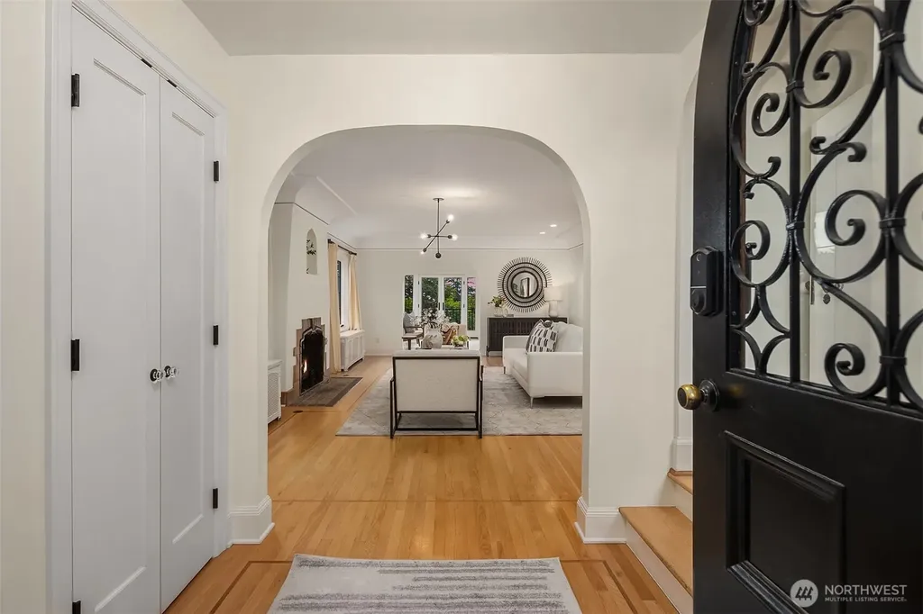 3715 47th Place NE Seattle WA 98105