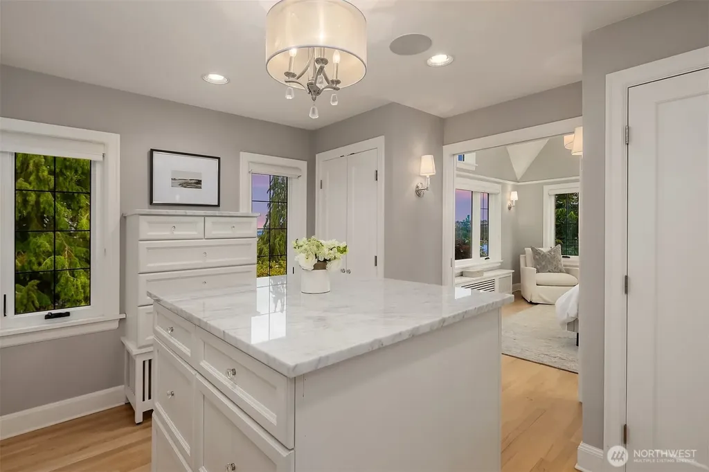 3715 47th Place NE Seattle WA 98105