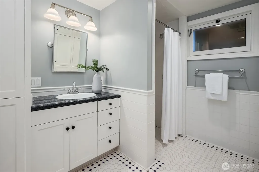 3715 47th Place NE Seattle WA 98105