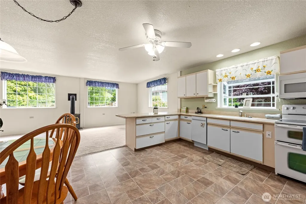313 Sid Snyder Drive E Long Beach WA 98631