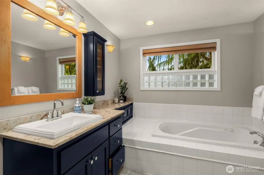 6183 NE 187th Place Kenmore WA 98028