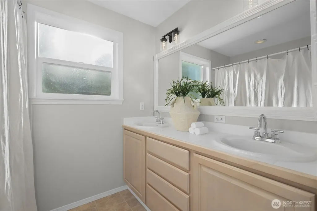 7539 33rd Avenue NE Seattle WA 98115