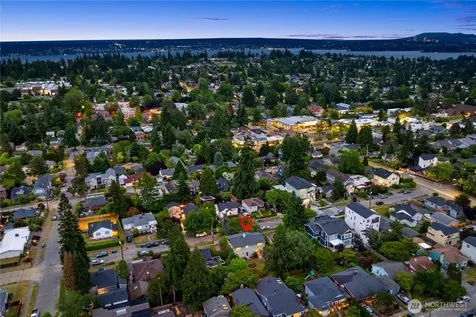 7539 33rd Avenue NE Seattle WA 98115