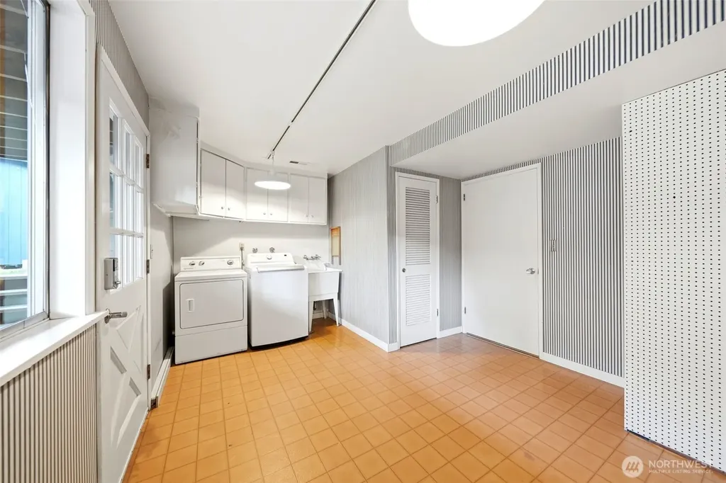 3502 29th Avenue W Seattle WA 98199