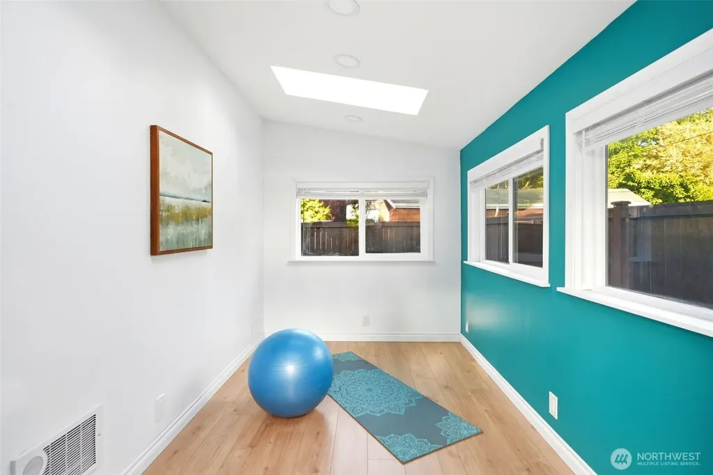 3502 29th Avenue W Seattle WA 98199