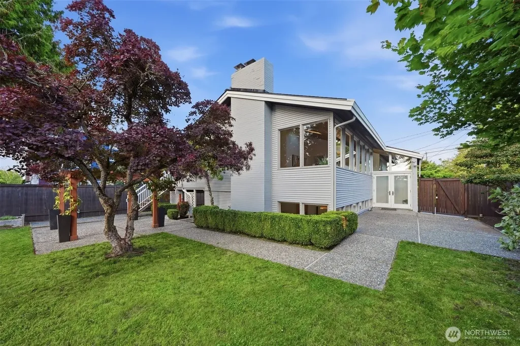 3502 29th Avenue W Seattle WA 98199