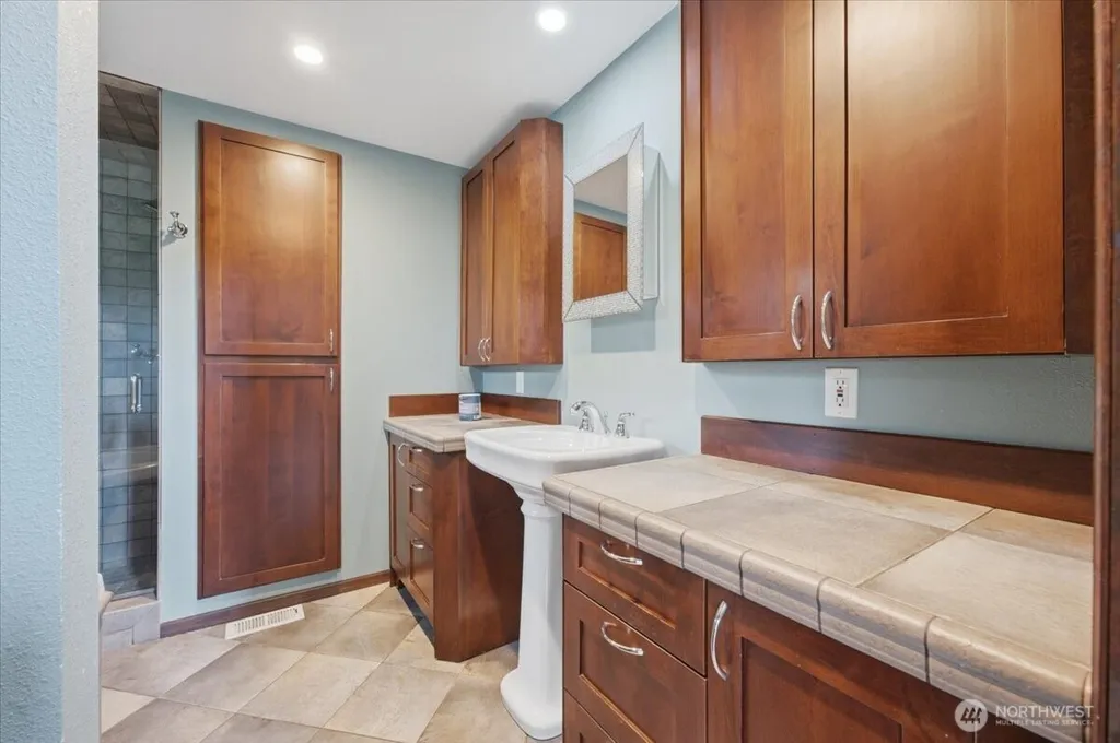 5466 NE 200th Place Lake Forest Park WA 98155