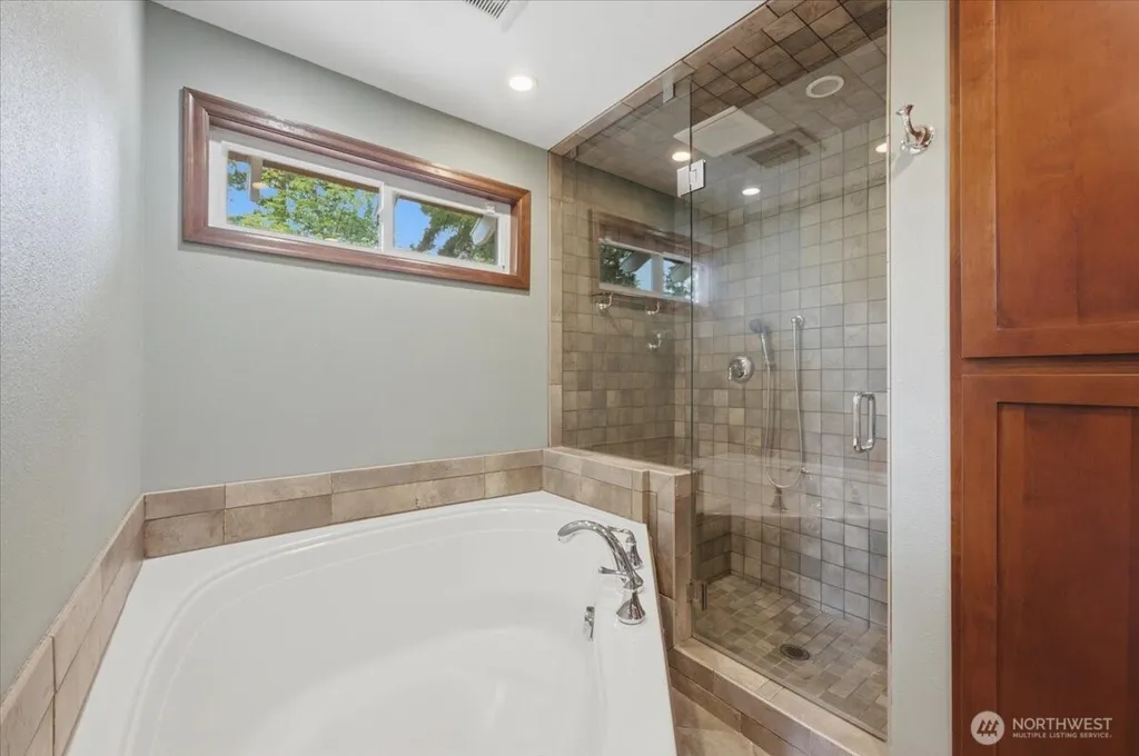 5466 NE 200th Place Lake Forest Park WA 98155