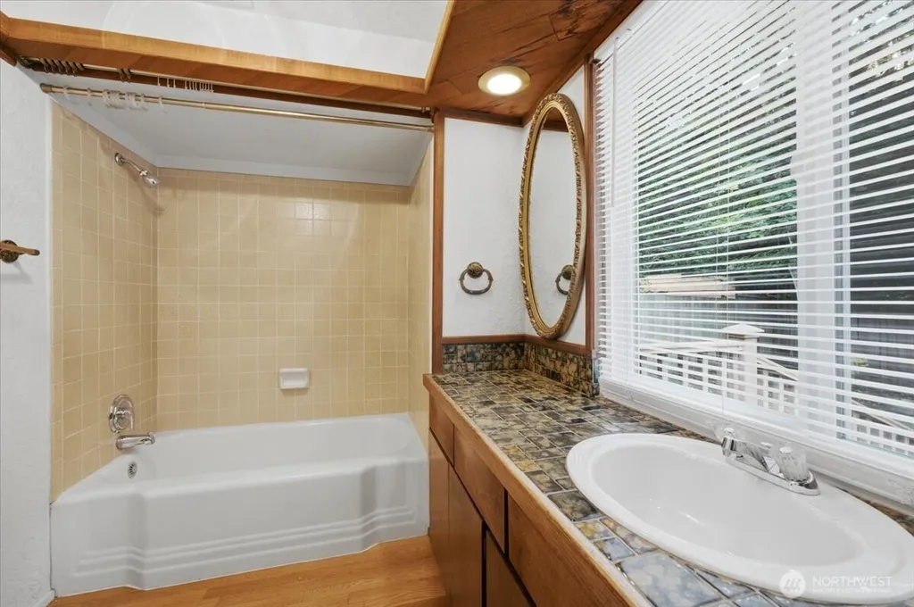 5466 NE 200th Place Lake Forest Park WA 98155