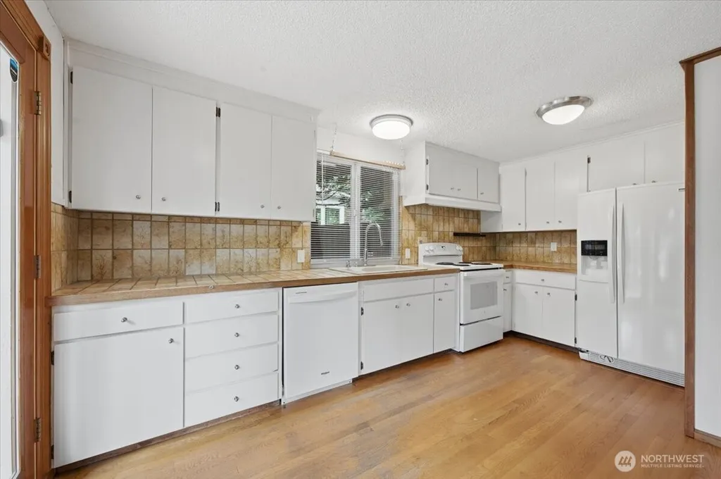 5466 NE 200th Place Lake Forest Park WA 98155