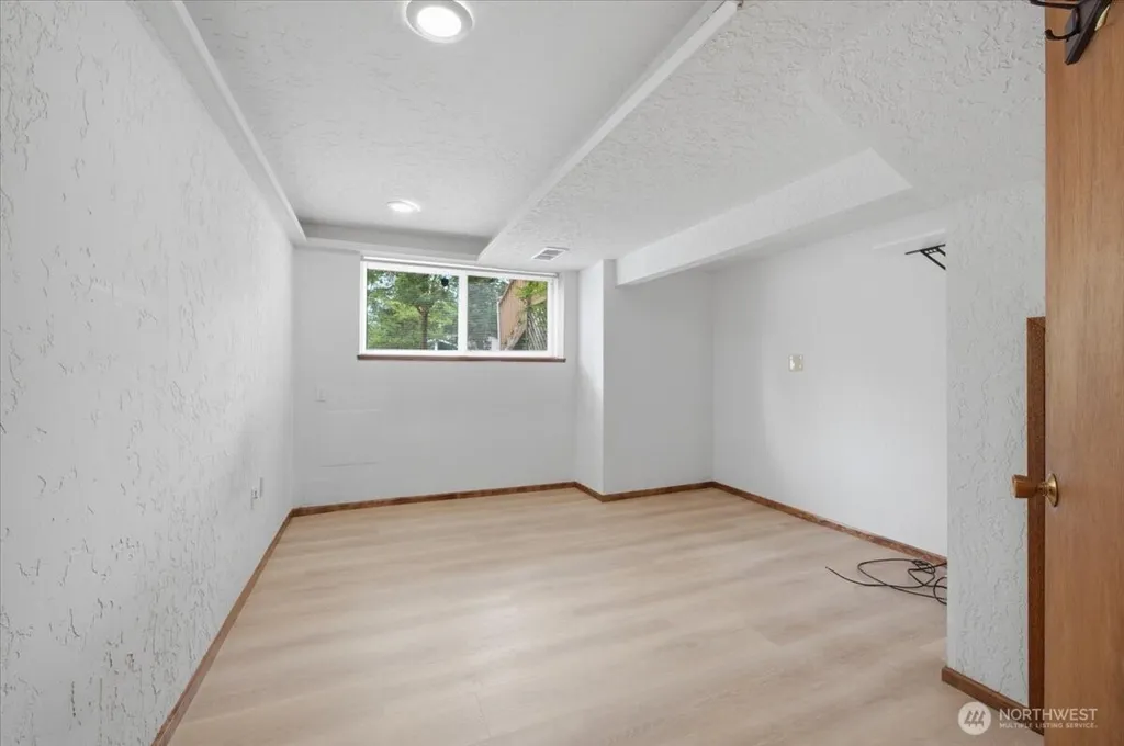 5466 NE 200th Place Lake Forest Park WA 98155