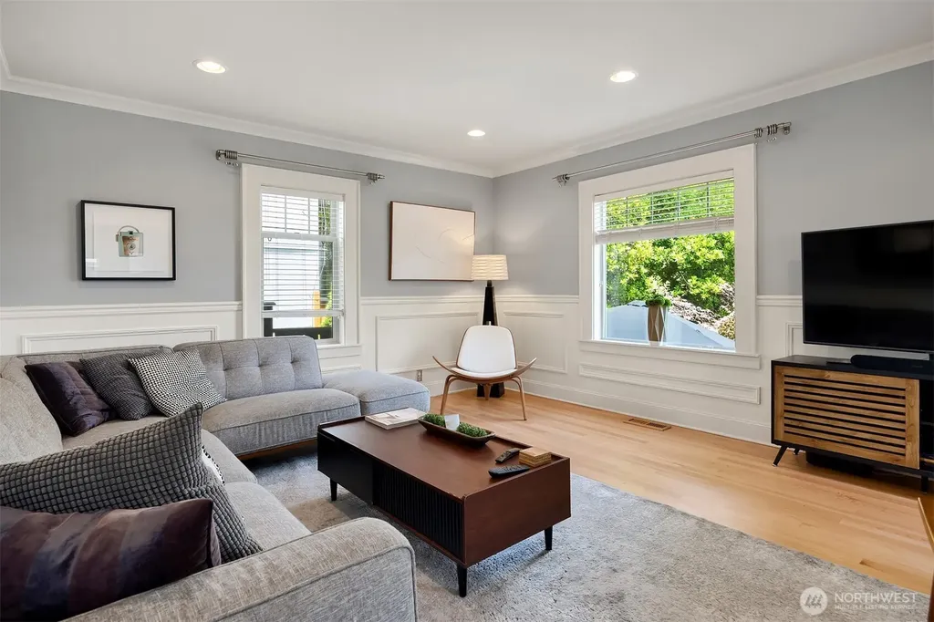 43 W Etruria Seattle WA 98119