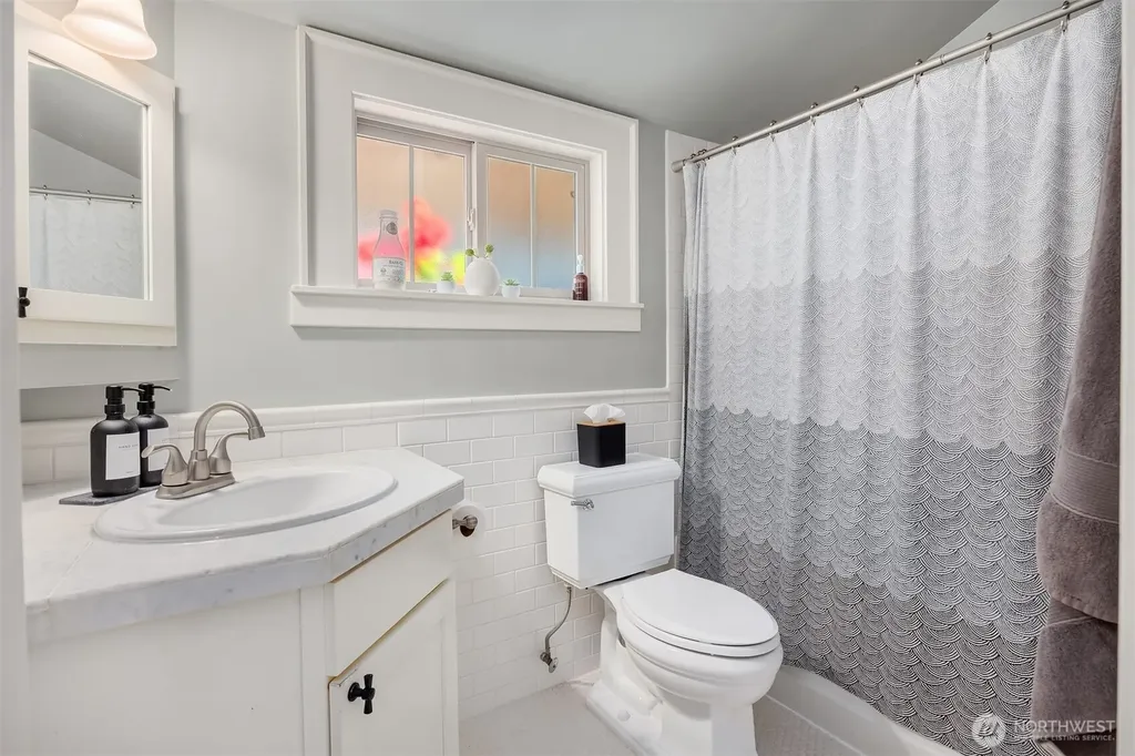 43 W Etruria Seattle WA 98119