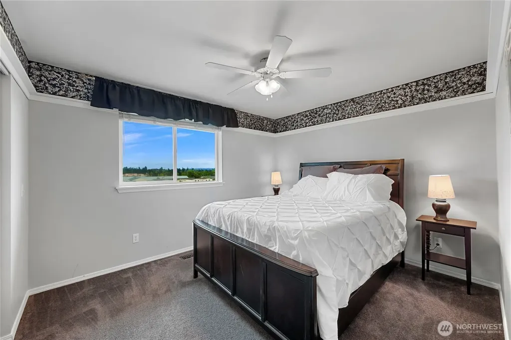 517 SW Dyer Street Oak Harbor WA 98277