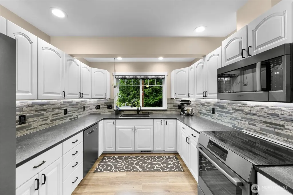 517 SW Dyer Street Oak Harbor WA 98277