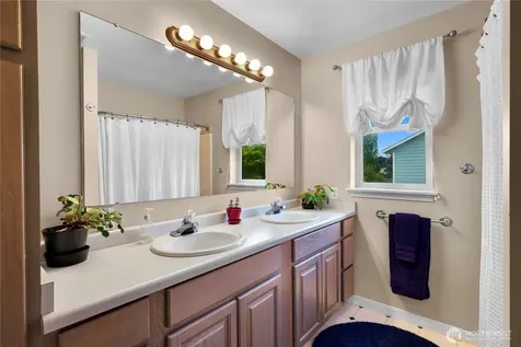 517 SW Dyer Street Oak Harbor WA 98277
