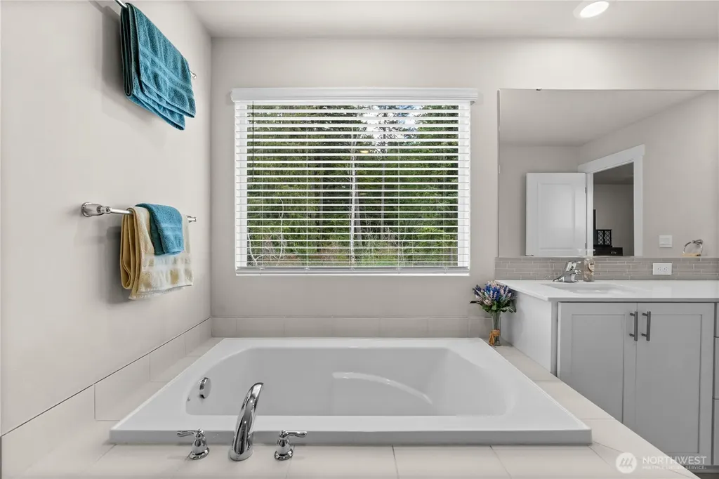 17512 Crossing Drive E Puyallup WA 98374