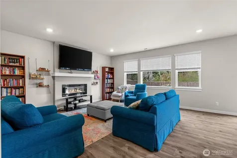 17512 Crossing Drive E Puyallup WA 98374