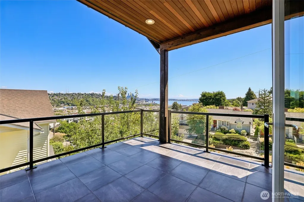 2460 W Lynn Street Seattle WA 98199