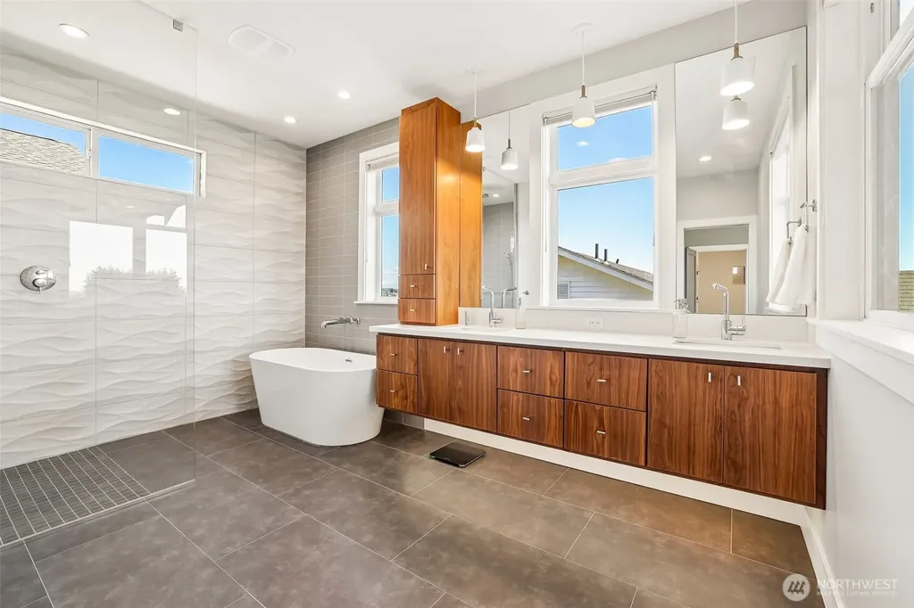 2460 W Lynn Street Seattle WA 98199