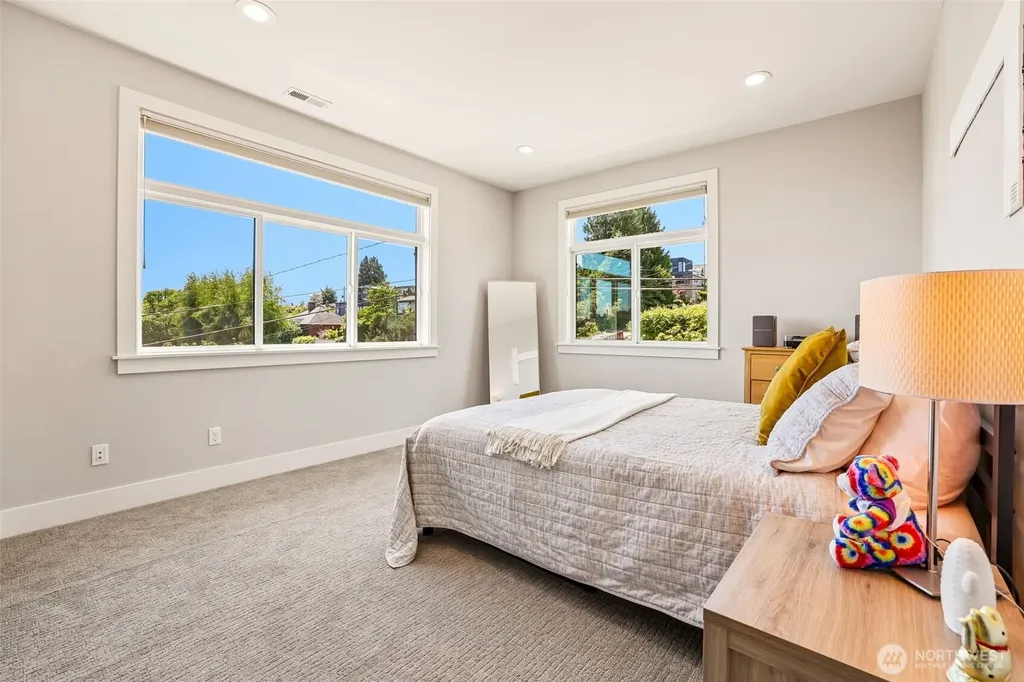 2460 W Lynn Street Seattle WA 98199