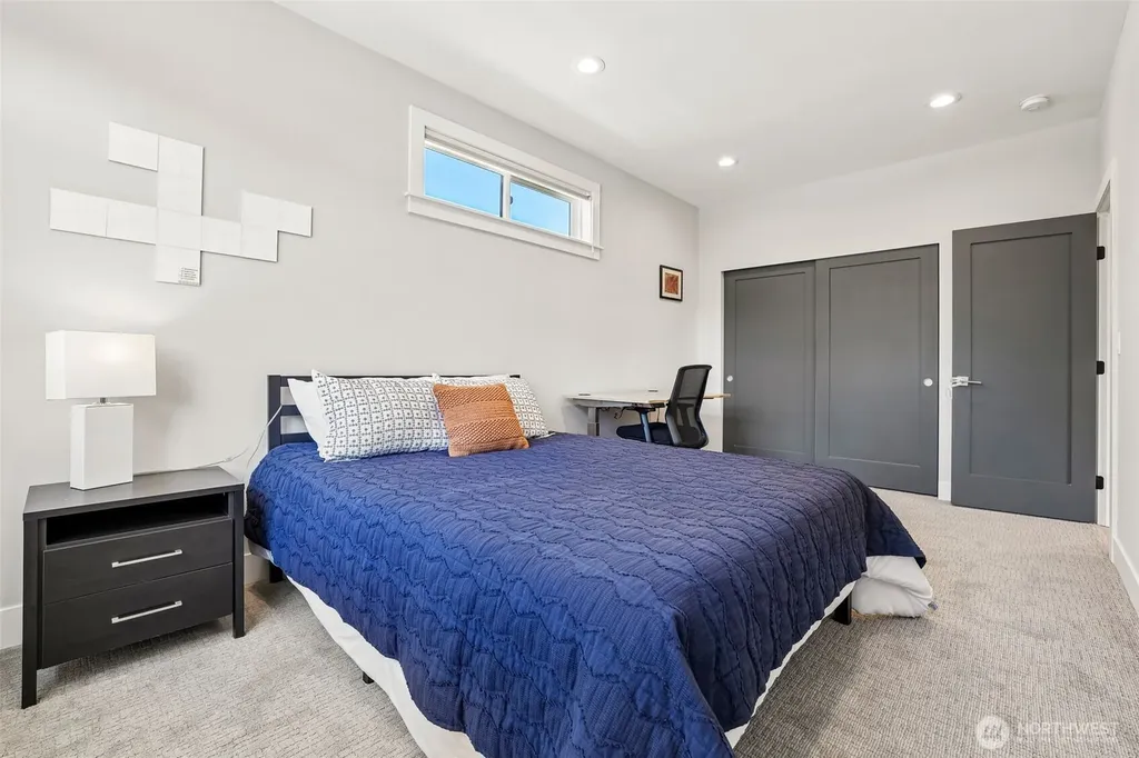 2460 W Lynn Street Seattle WA 98199