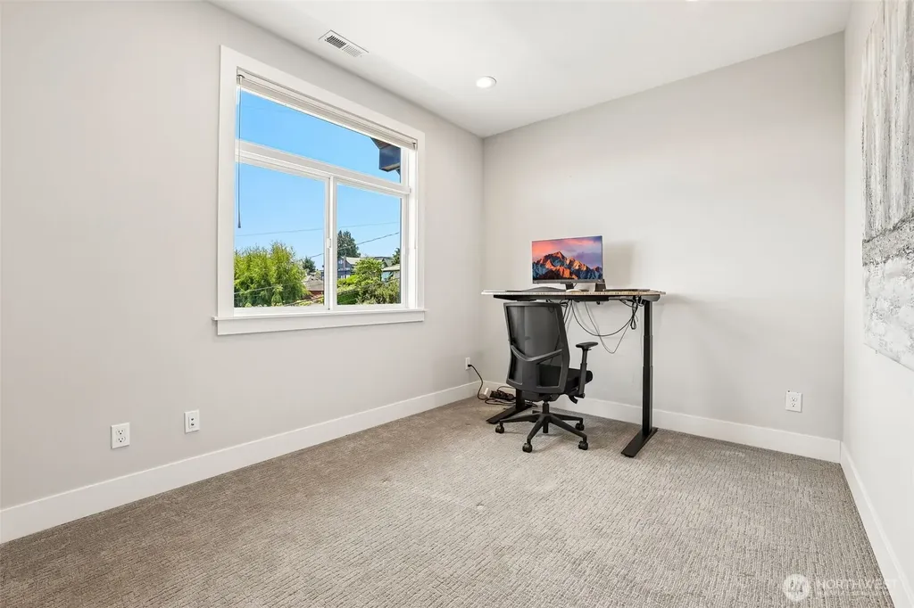 2460 W Lynn Street Seattle WA 98199