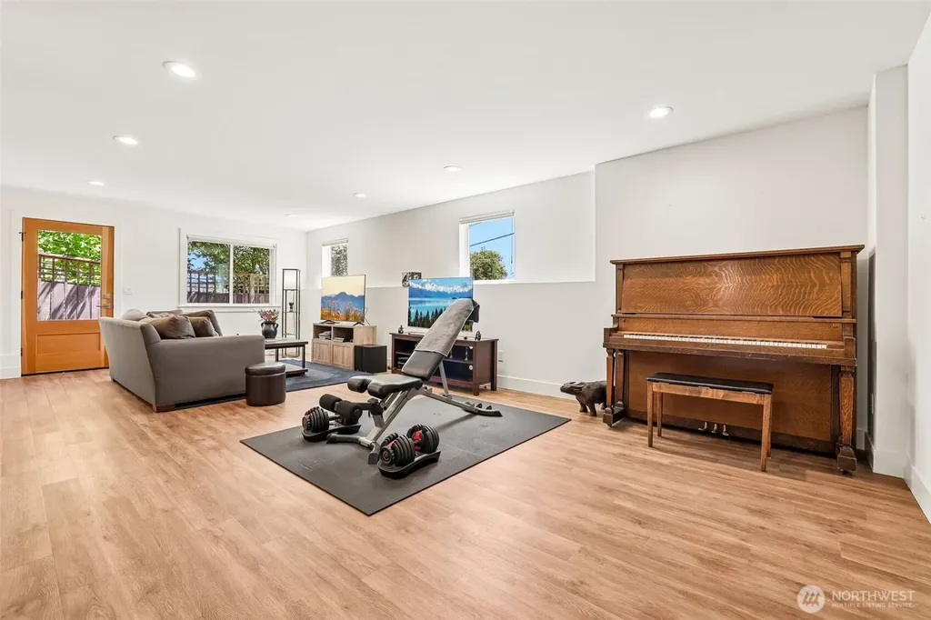 2460 W Lynn Street Seattle WA 98199