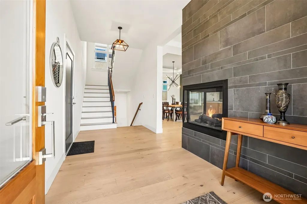 2460 W Lynn Street Seattle WA 98199