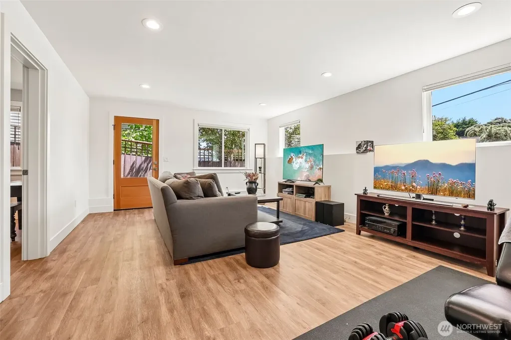 2460 W Lynn Street Seattle WA 98199