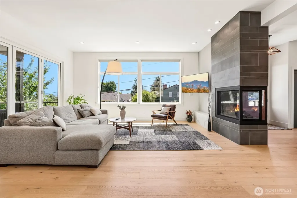 2460 W Lynn Street Seattle WA 98199