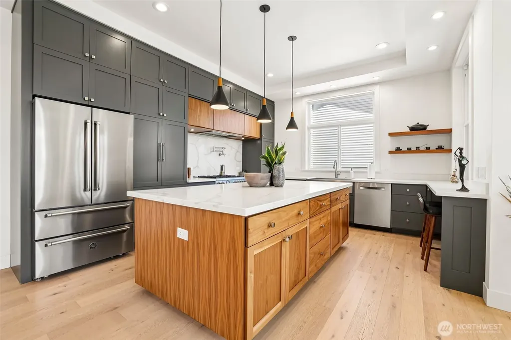 2460 W Lynn Street Seattle WA 98199