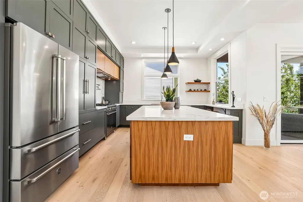 2460 W Lynn Street Seattle WA 98199
