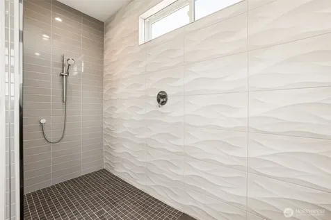 2460 W Lynn Street Seattle WA 98199