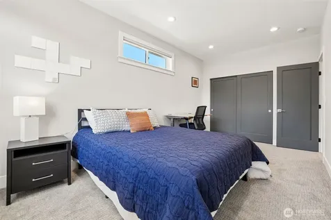 2460 W Lynn Street Seattle WA 98199