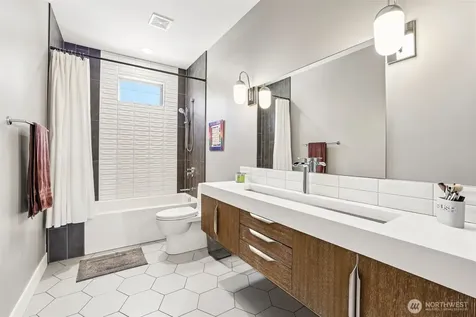 2460 W Lynn Street Seattle WA 98199