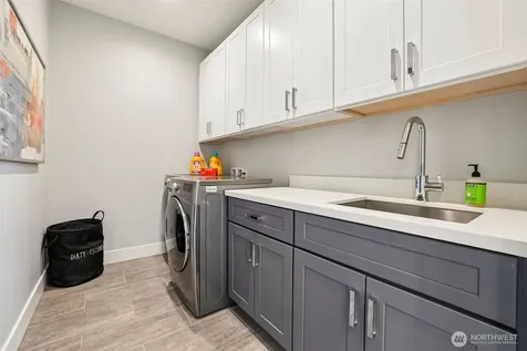 2460 W Lynn Street Seattle WA 98199